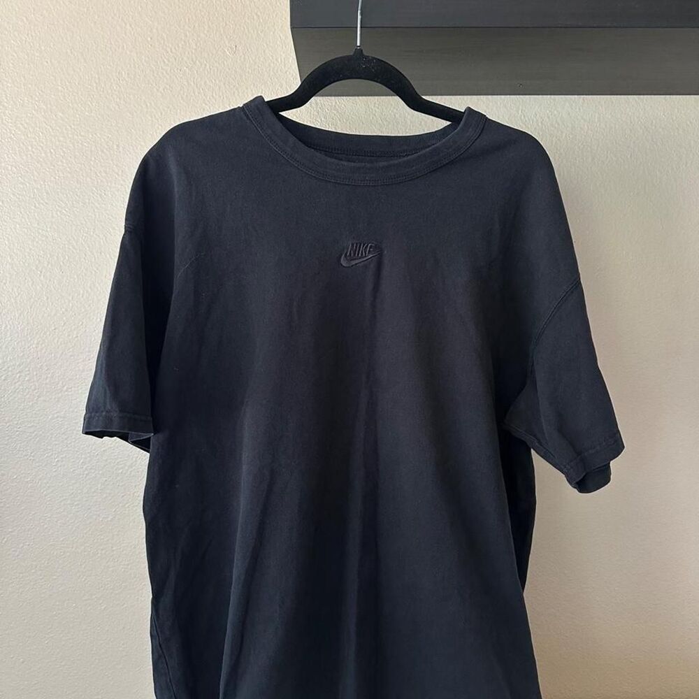 Nike Men's Black and Navy T-shirt